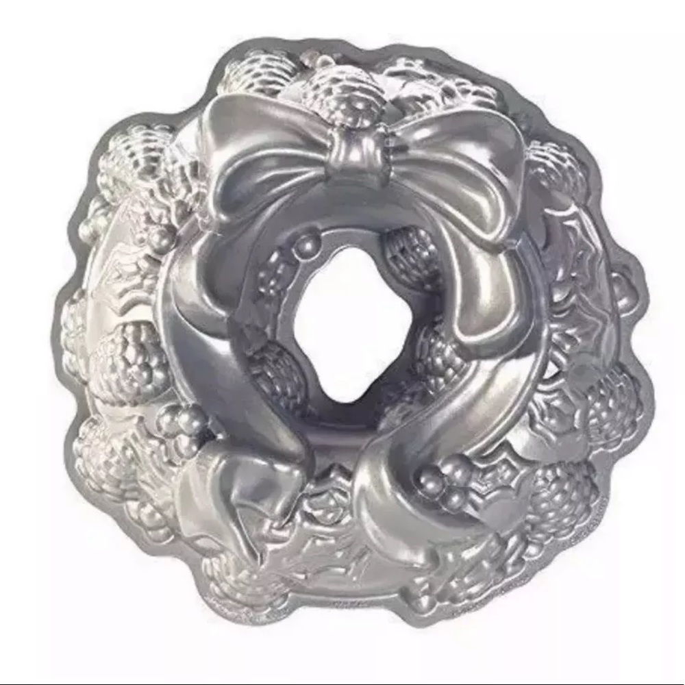 Nordic Ware Holiday Wreath Bundt Cake Pan Platinum